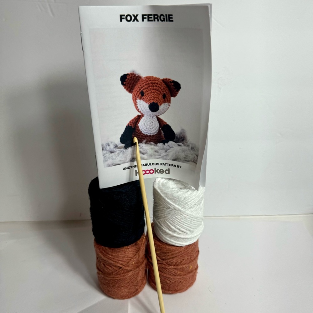 Hoooked Amigurumi DIY Kit w/Eco Barbante Yarn Fox Fergie - Picture 7 of 8